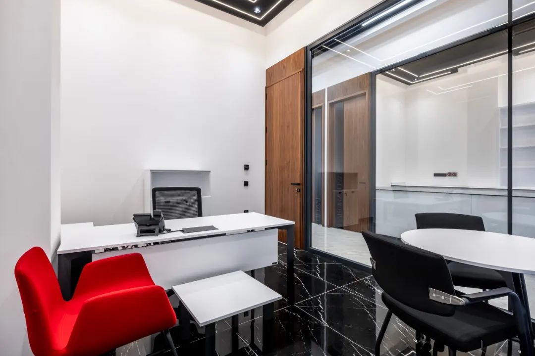黑白和胡桃木办公室装修设计-经理办公室