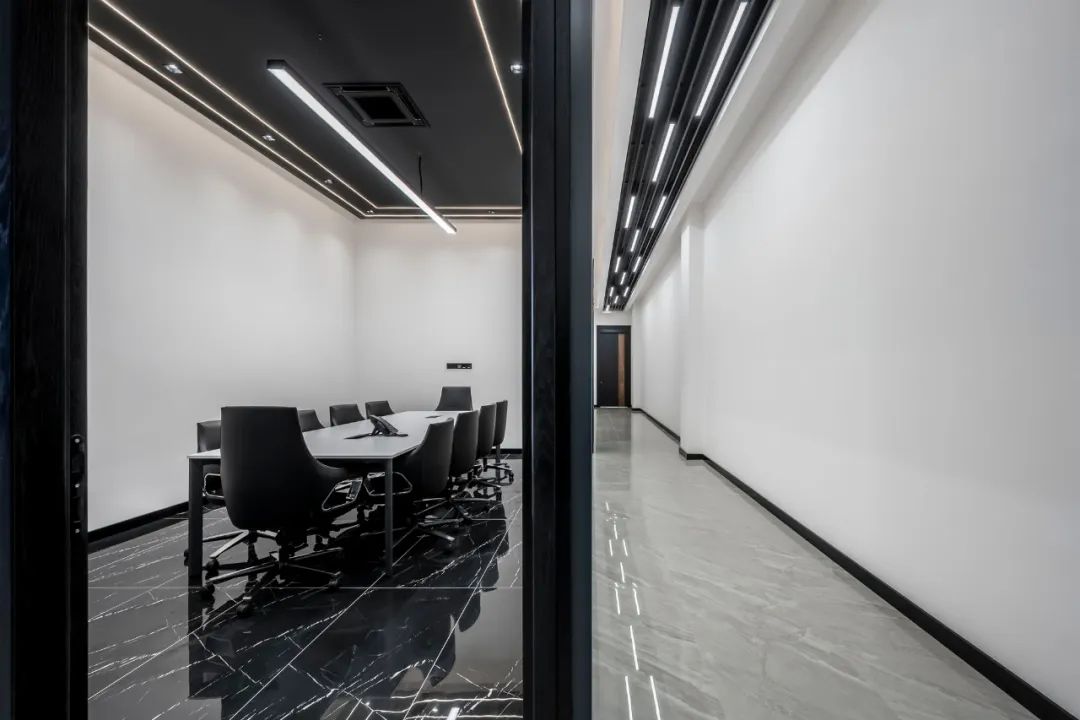 黑白和胡桃木办公室装修设计-会议室